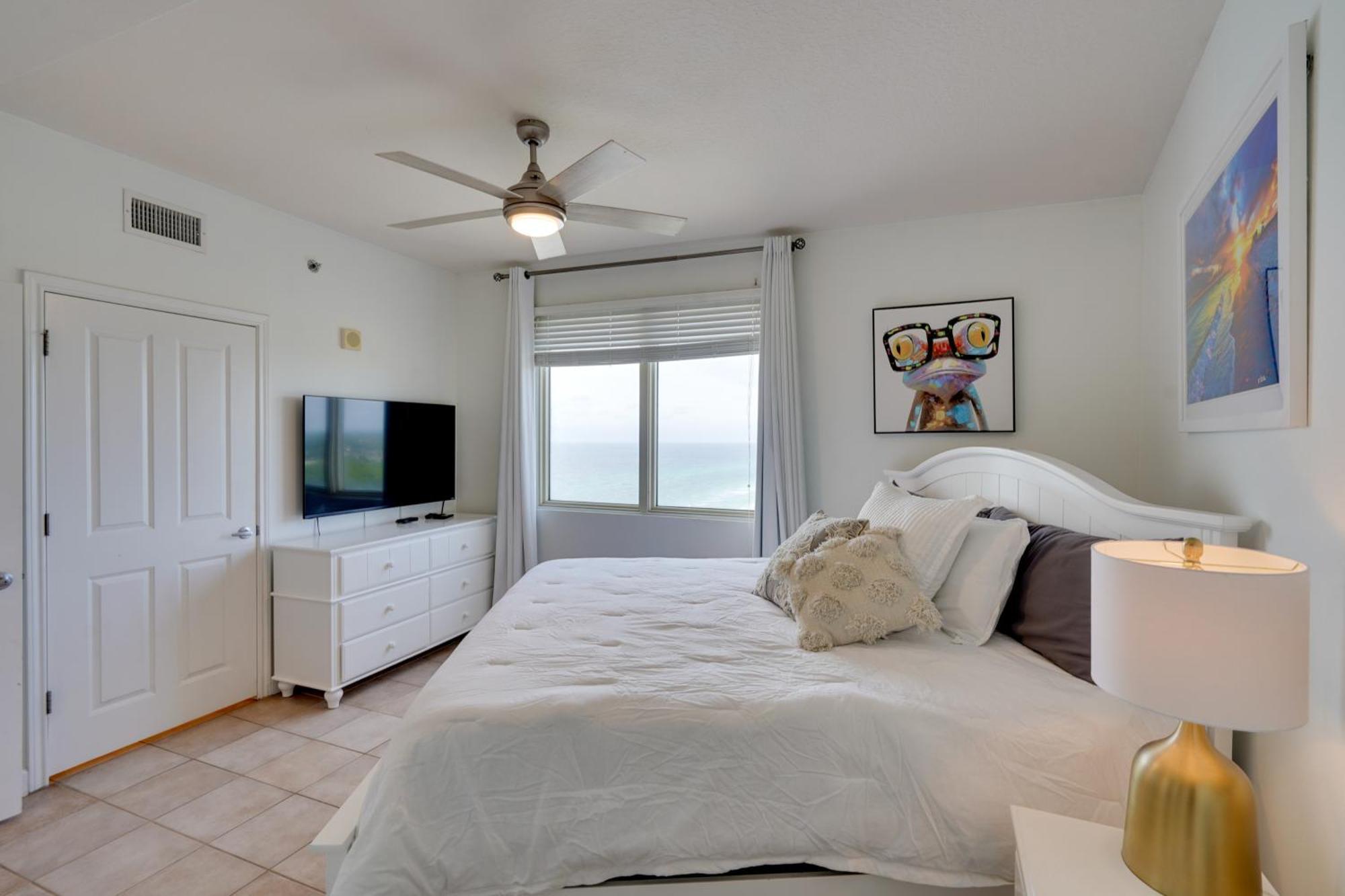 Apartment Beachfront Pcb With Ocean View, Pool Access!
