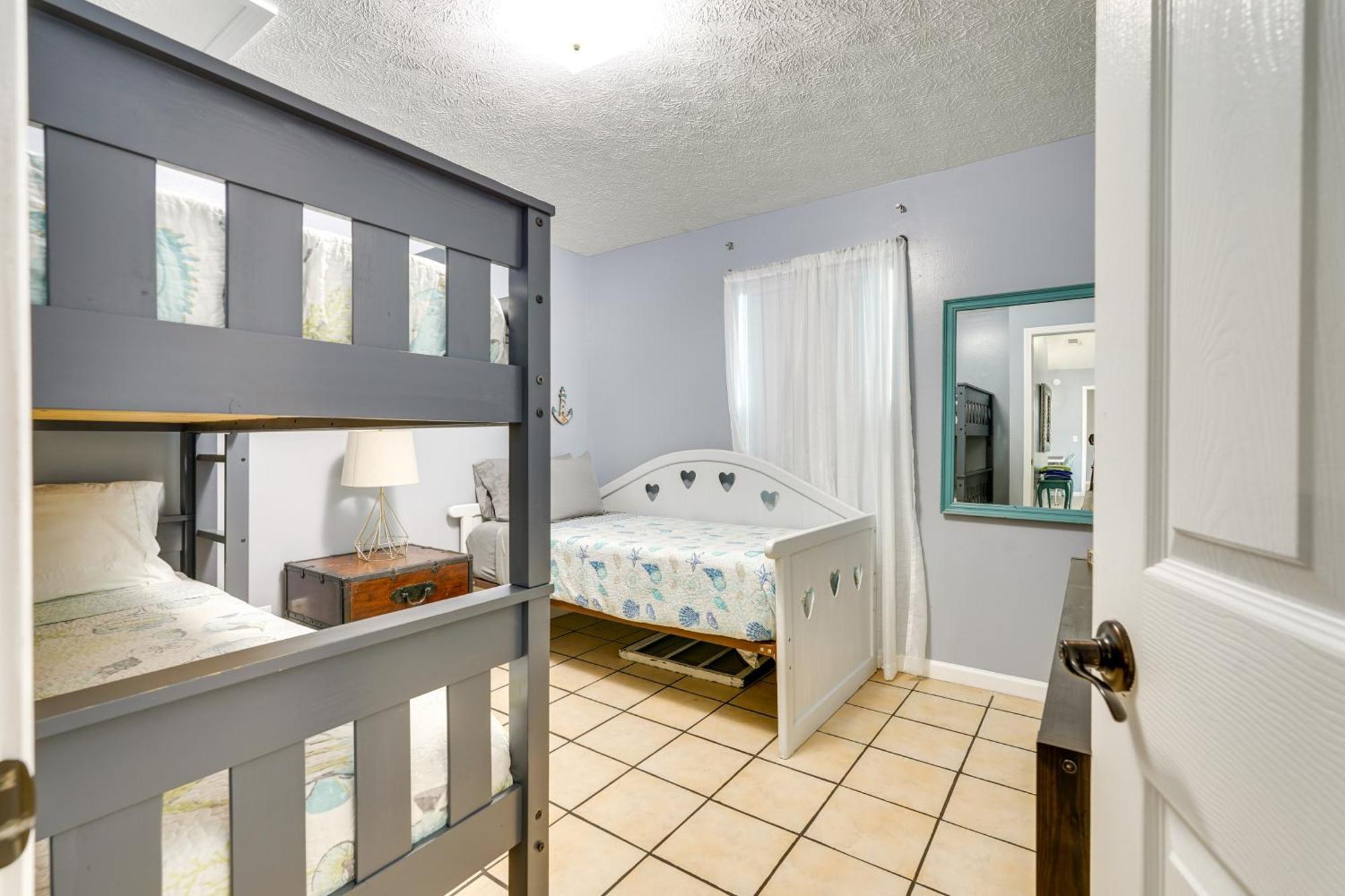 Holiday home Pet-friendly Pcb Duplex - Walk To Beach!