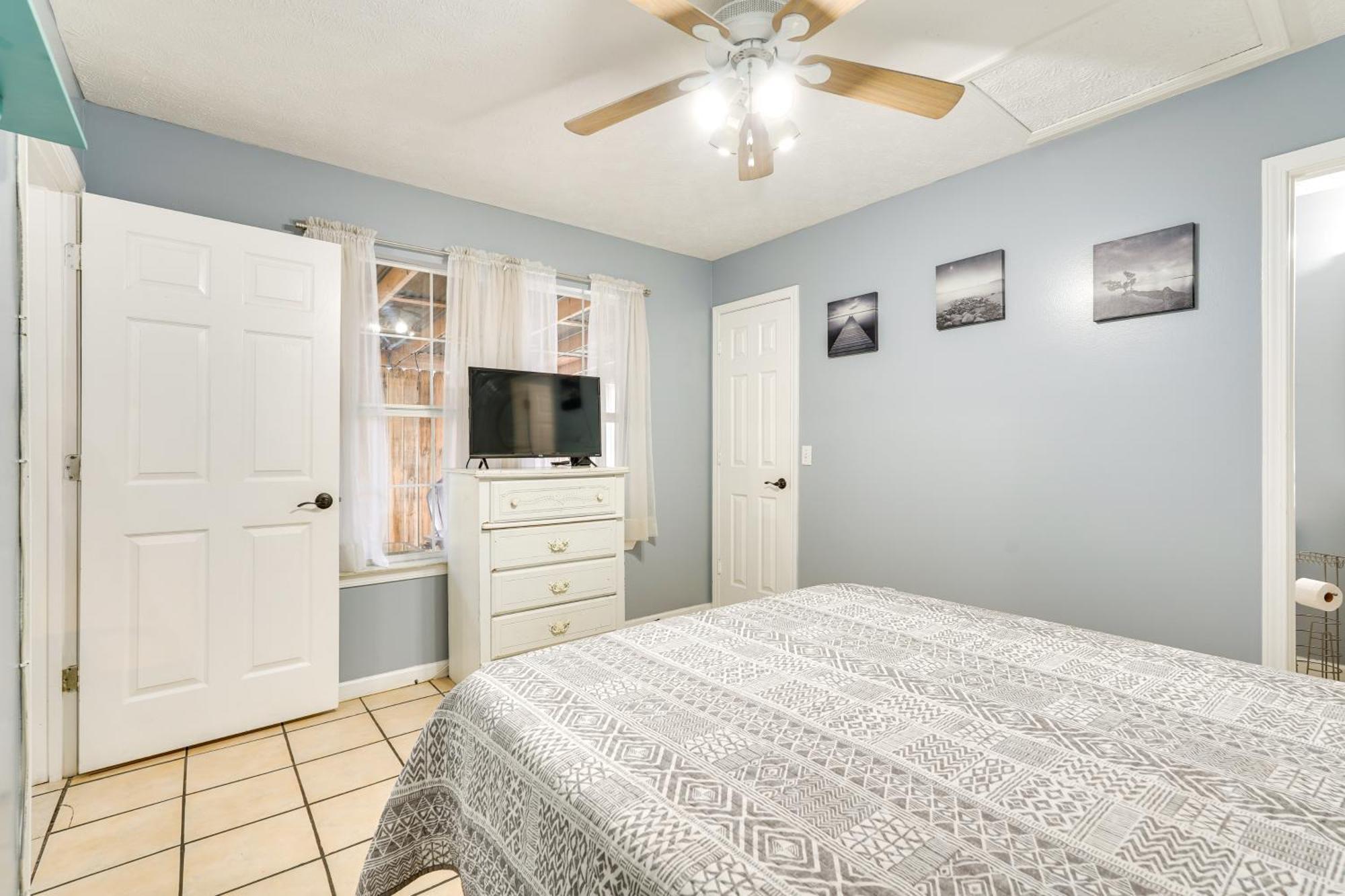 Pet-friendly Pcb Duplex - Walk To Beach! Holiday home *