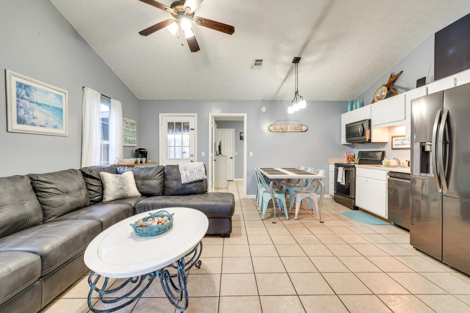 Pet-friendly Pcb Duplex - Walk To Beach! Holiday home