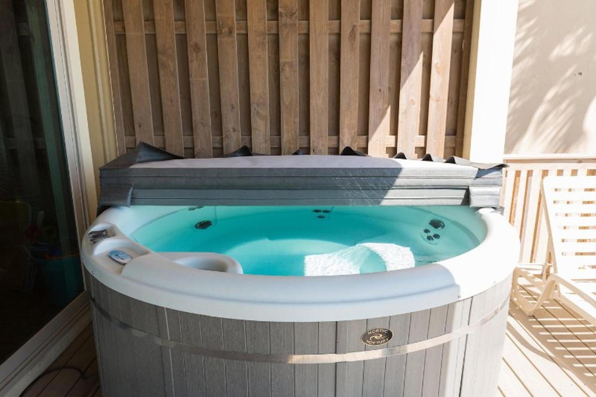 The Pelicans Nest - Beachfront 4 Bdrm 4 And Half Bath With Pool And Hot Tub! Holiday home