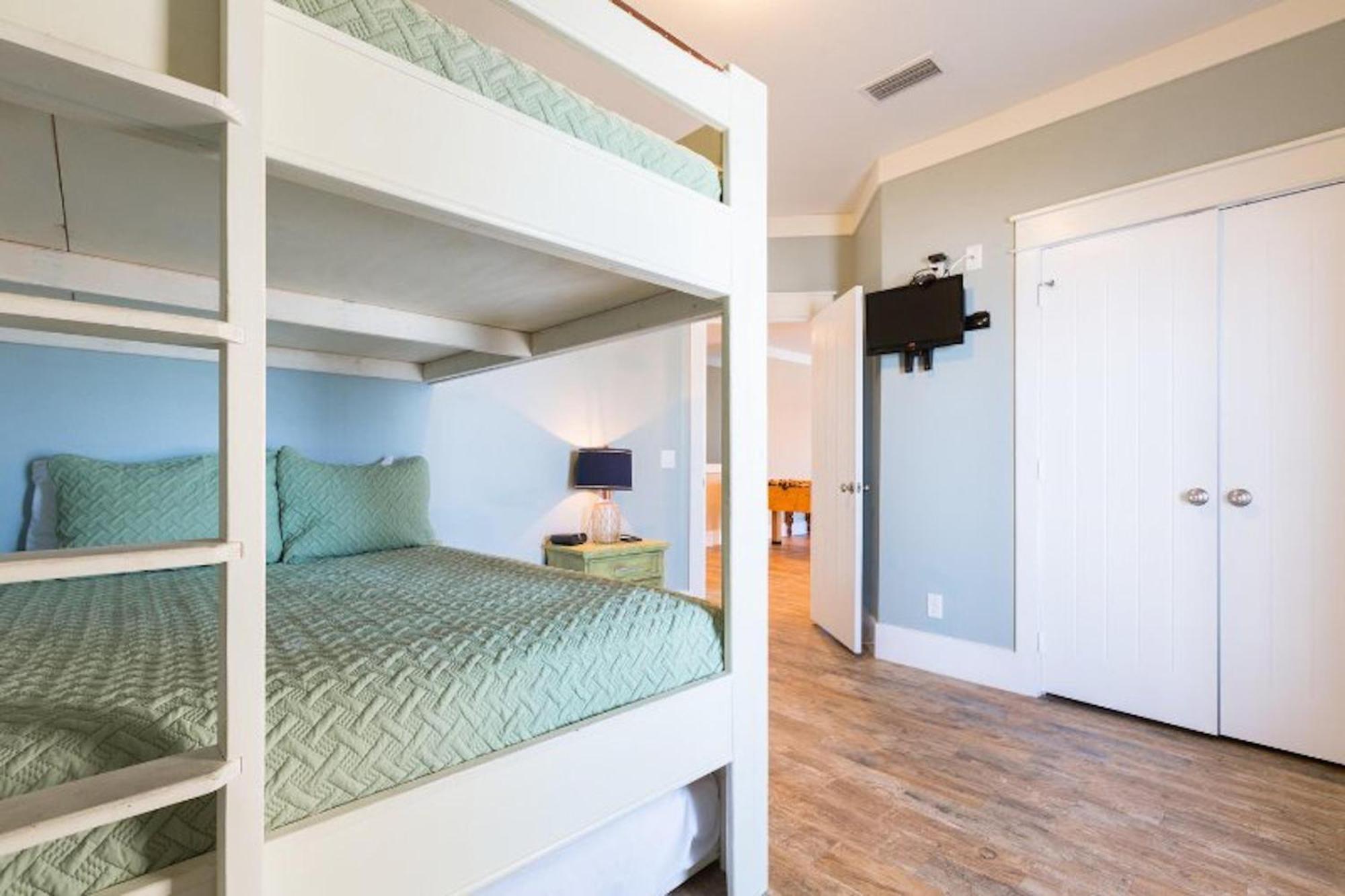 The Pelicans Nest - Beachfront 4 Bdrm 4 And Half Bath With Pool And Hot Tub! * Panama City Beach