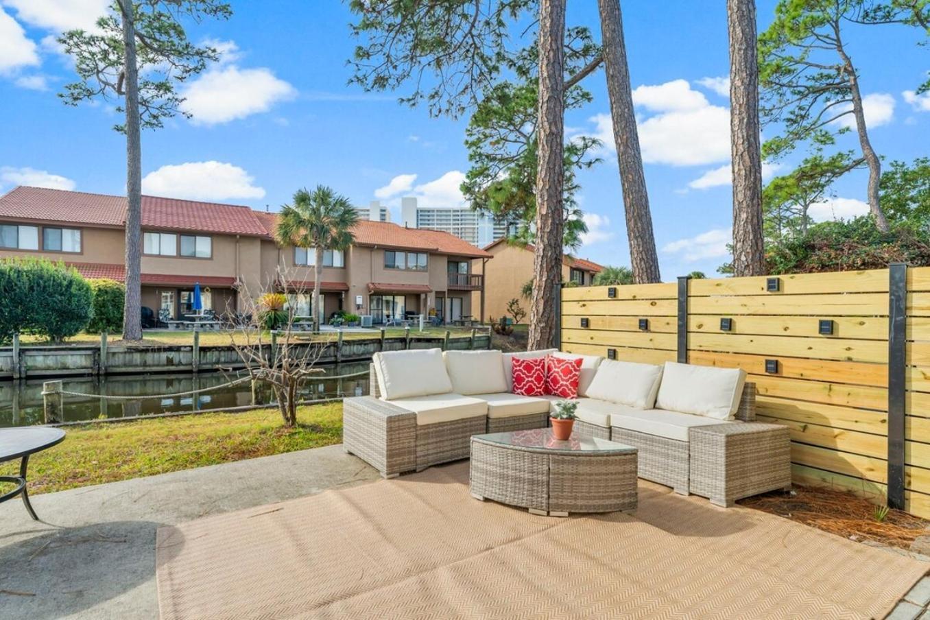 Stylish 4br Canal View 11 Pools House Holiday home *
