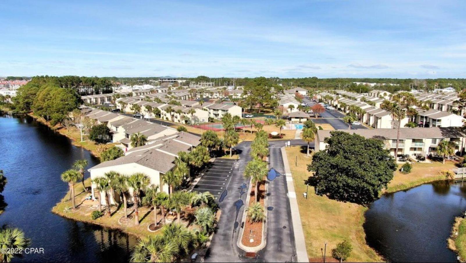 Holiday home Stylish 4br Canal View 11 Pools House *