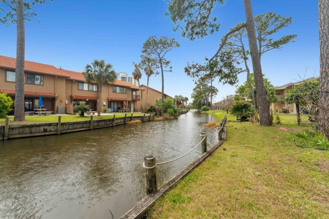 Stylish 4br Canal View 11 Pools House