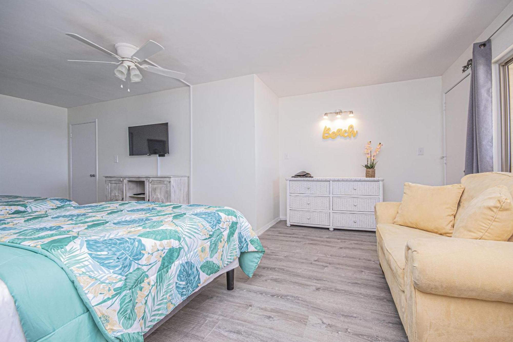 Seashore - Beautiful West End Townhome Apartment