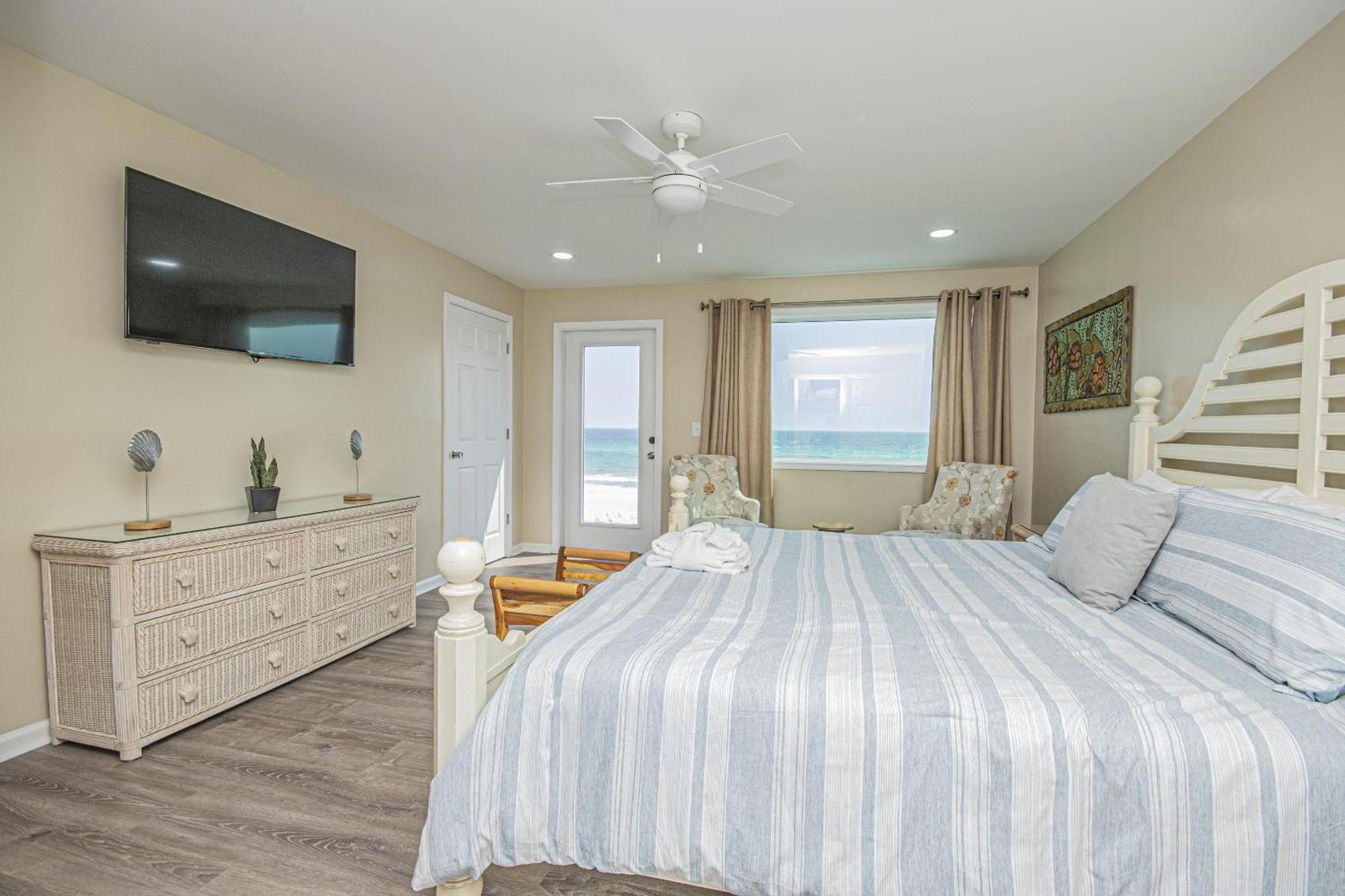 Dolphins Point - West End - Sleeps 12! Holiday home *