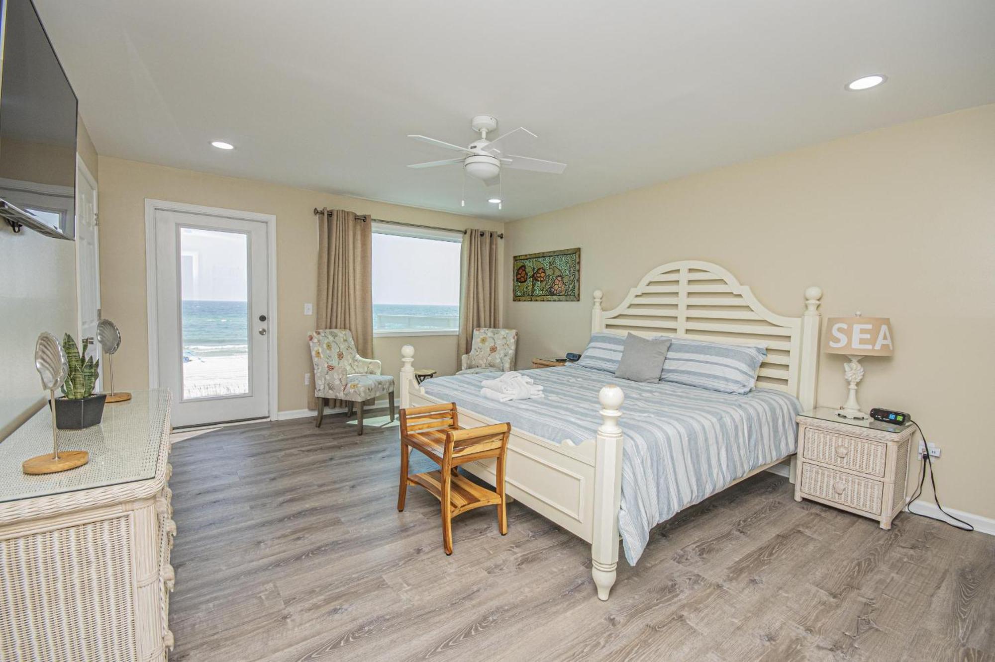 Dolphins Point - West End - Sleeps 12! Holiday home
