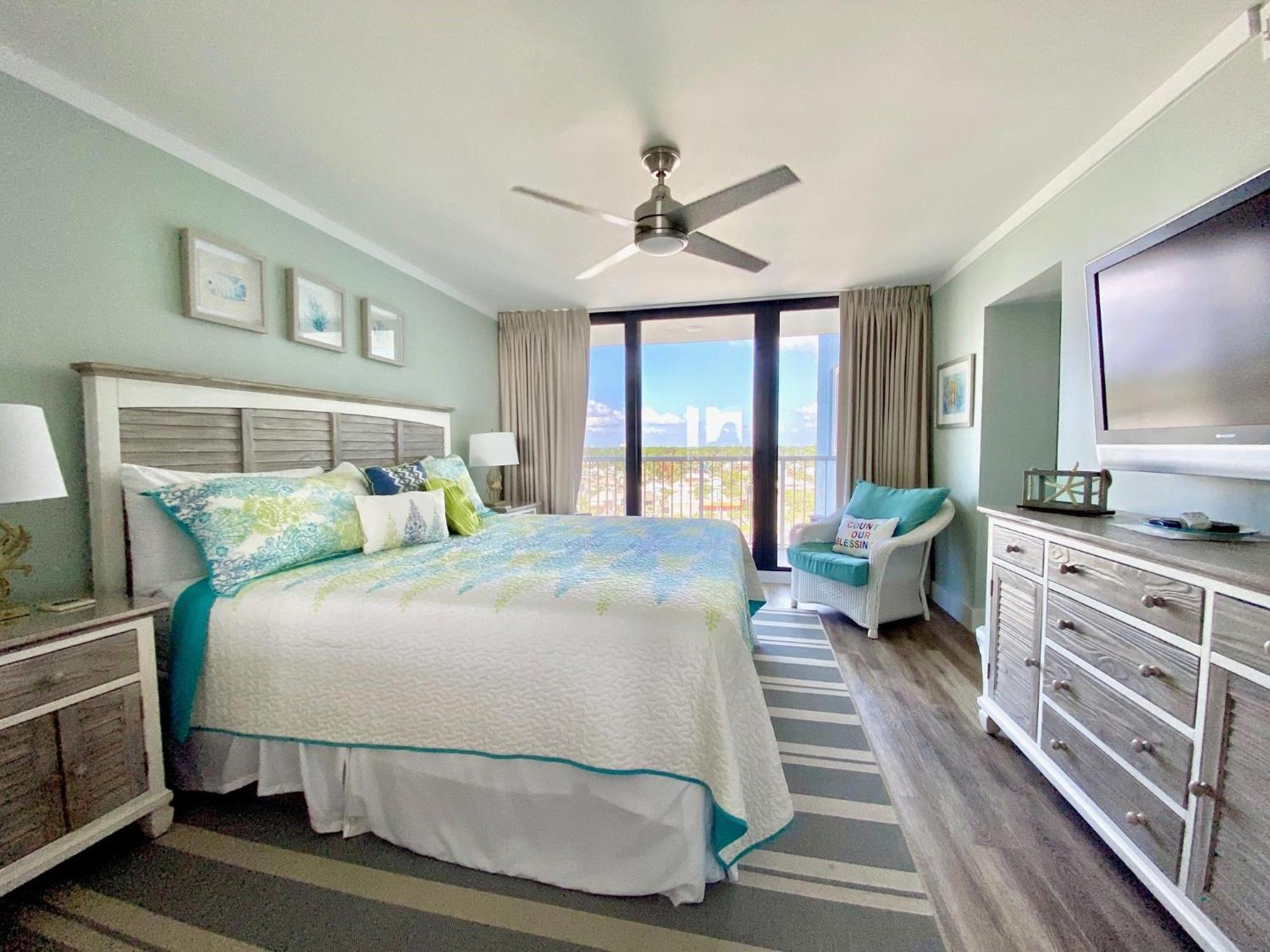 Pelican Walk 912 *