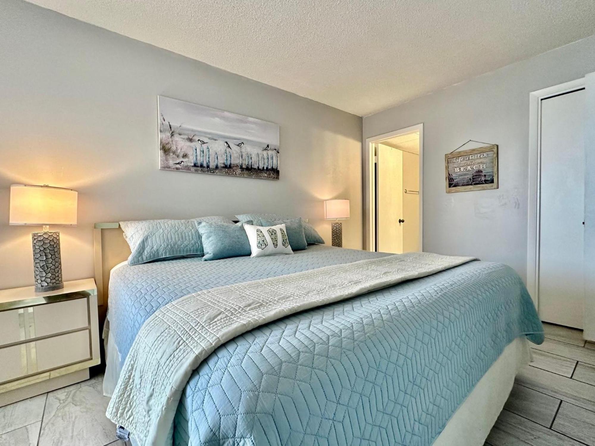 Pelican Walk 902