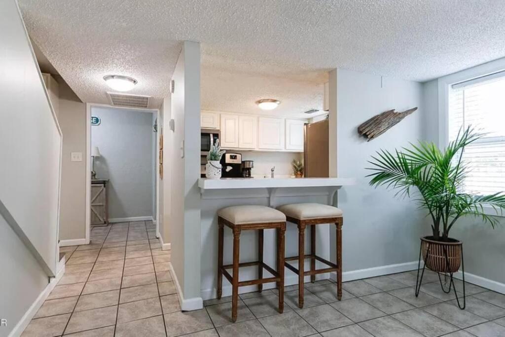 3 Bdrm Condo- 4 Pools, Hot Tub & Walk To *