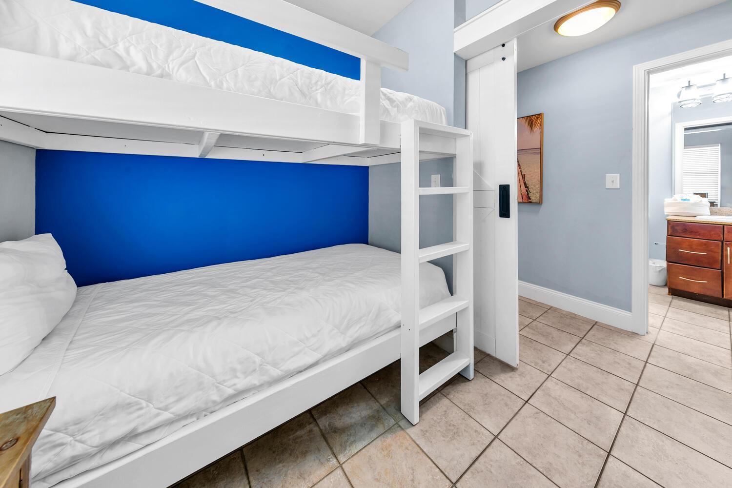 Laketown Wharf 927