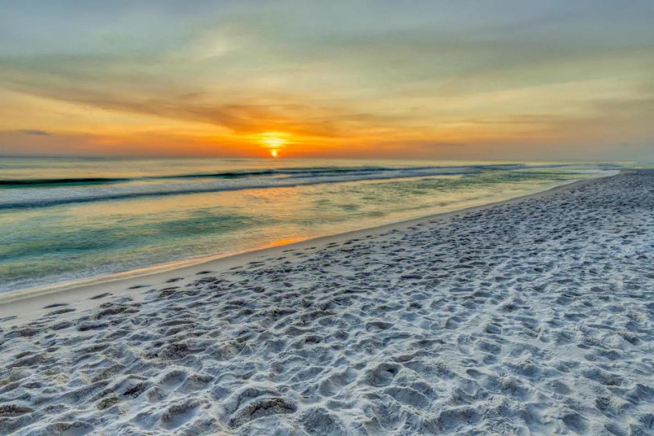Stunning Beachfront Condo, Walk To Pier Park,pools Holiday home Panama City Beach