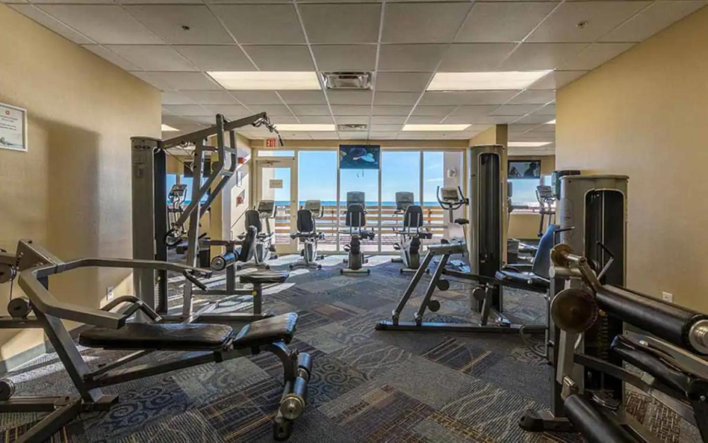 Stunning Beachfront Condo, Walk To Pier Park,pools