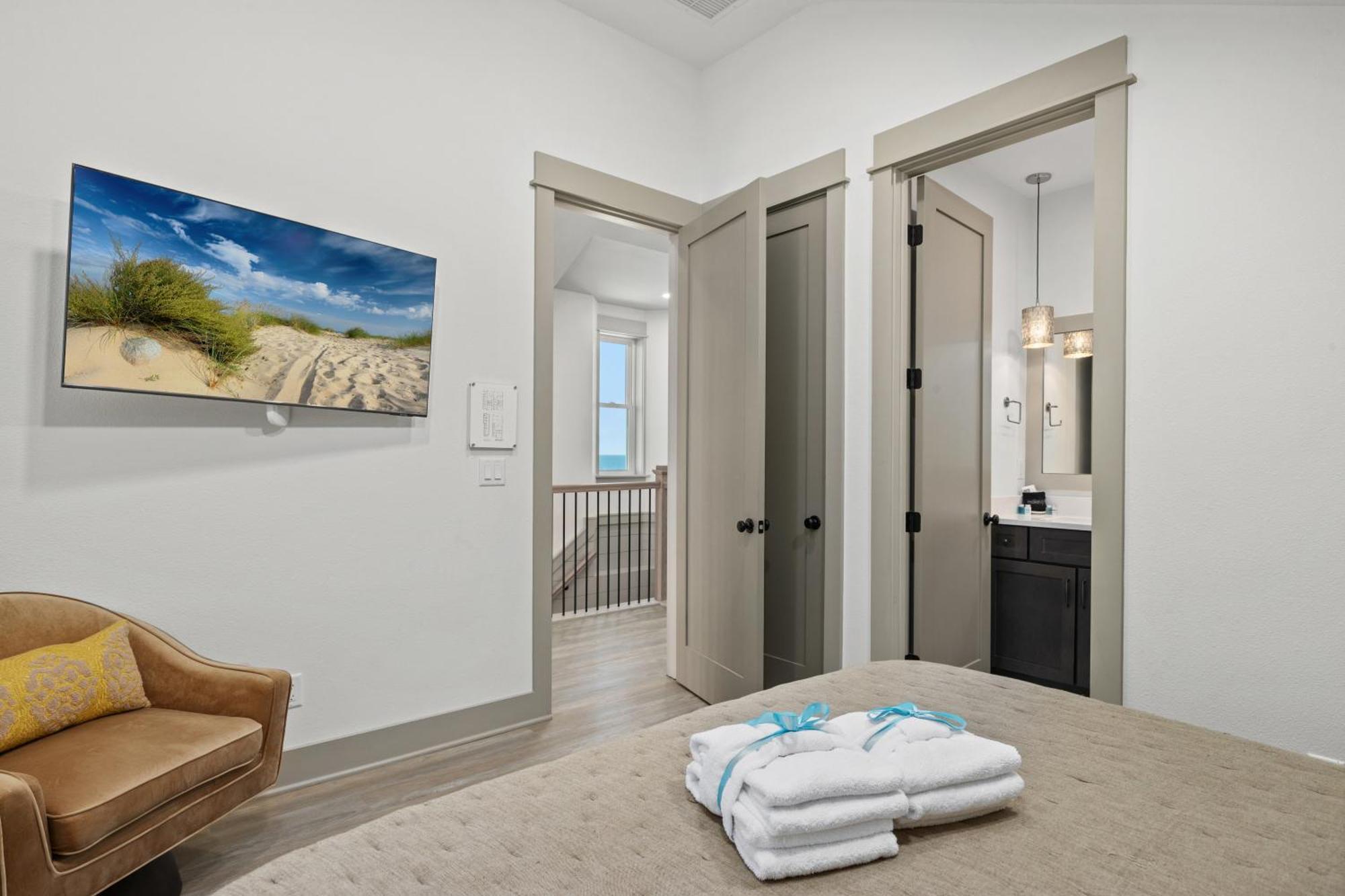 Pineapple Paradise! 6br 7ba Beachfront House! Private Pool! Grill! Sleeps 16! Panama City Beach