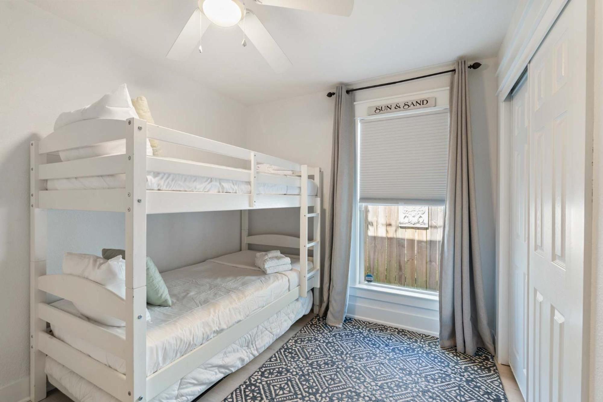 Holiday home Laguna Breeze-pet Friendly, Short Walk To