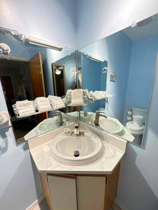 Apartment Pets Free! Fenced! Parking For 2! 11 Pools!