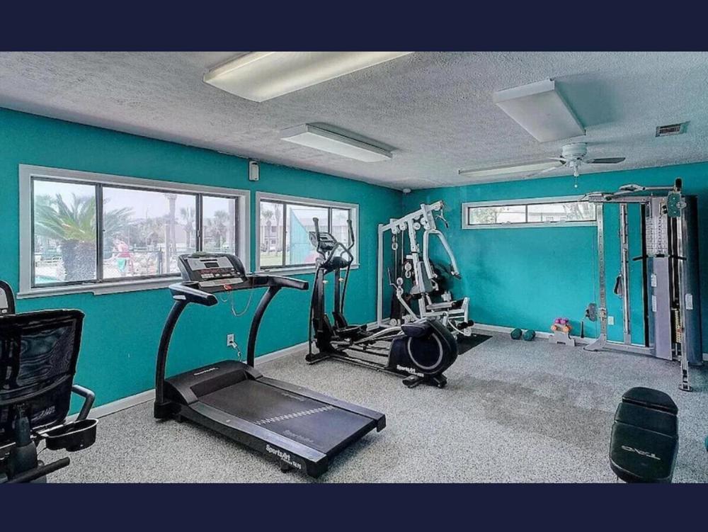 Apartment Pets Free! Fenced! Parking For 2! 11 Pools! *