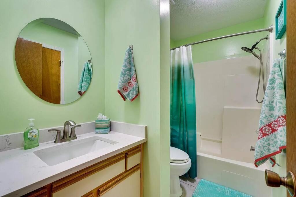 Pets Free! Fenced! Parking For 2! 11 Pools! Apartment