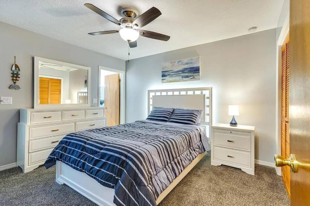 Apartment Pets Free! Fenced! Parking For 2! 11 Pools!