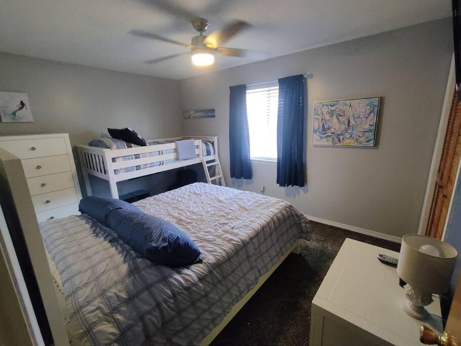 Pets Free! Fenced! Parking For 2! 11 Pools!