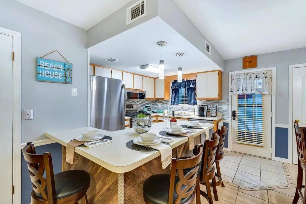 Pets Free! Fenced! Parking For 2! 11 Pools! Apartment
