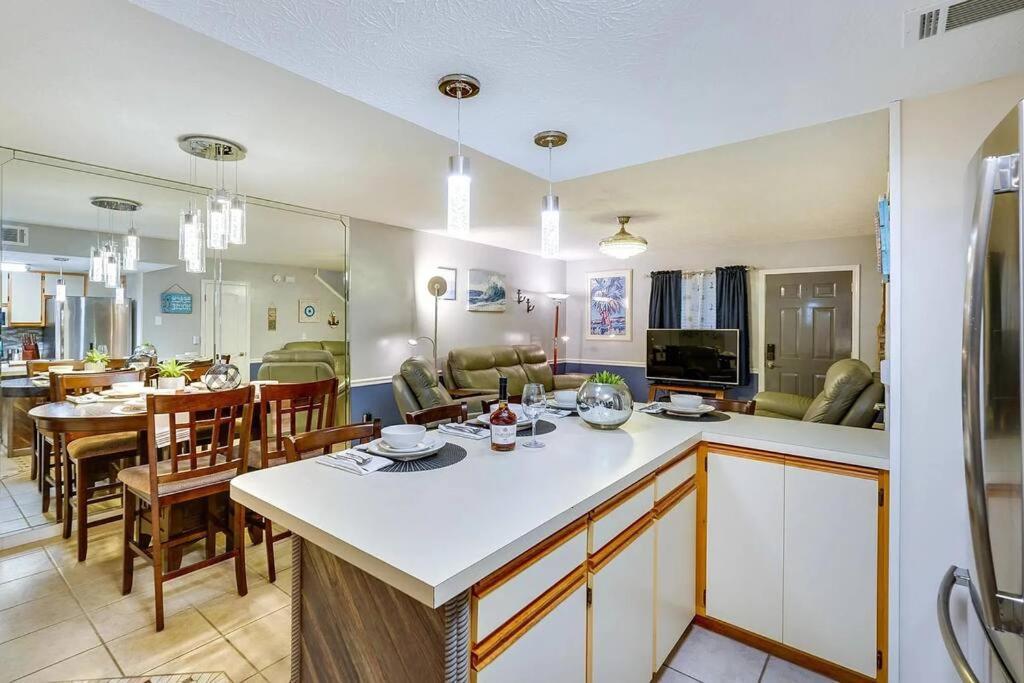 Apartment Pets Free! Fenced! Parking For 2! 11 Pools! Panama City Beach