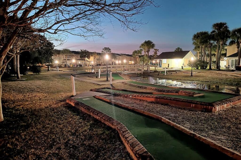 Apartment Pets Free! Fenced! Parking For 2! 11 Pools!