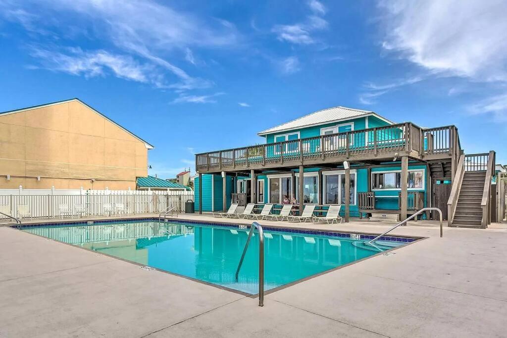 Pets Free! Fenced! Parking For 2! 11 Pools! Apartment *