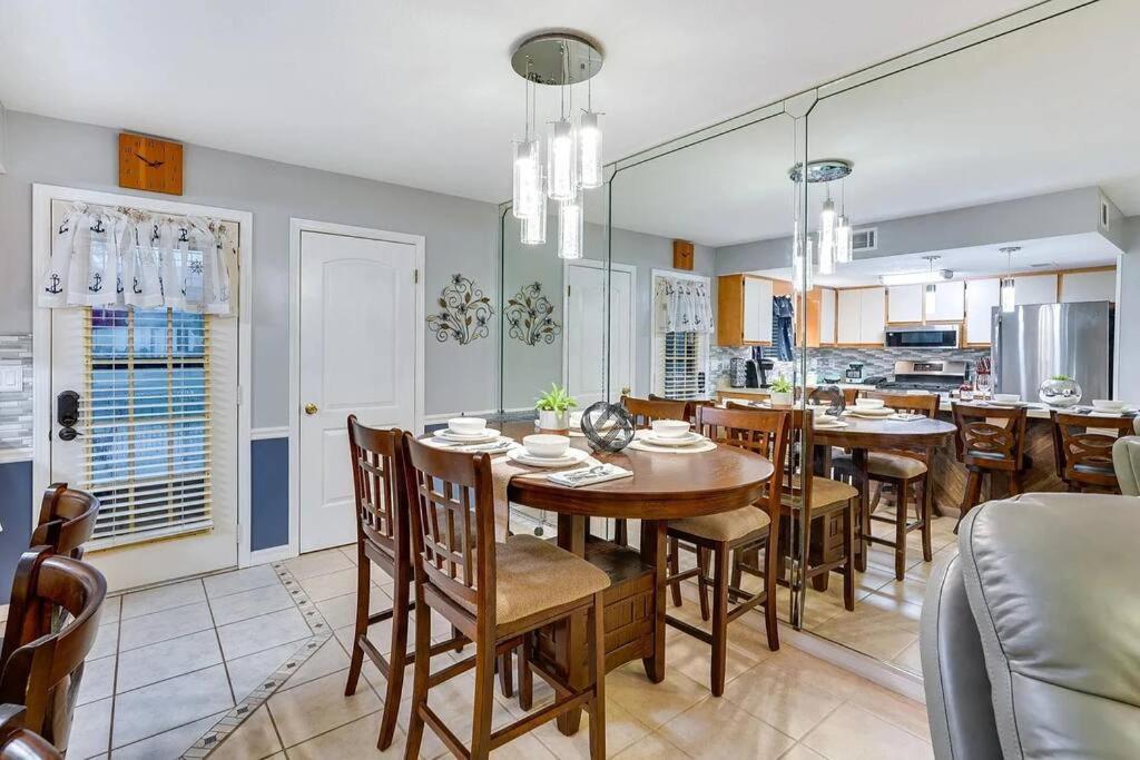 Pets Free! Fenced! Parking For 2! 11 Pools! *