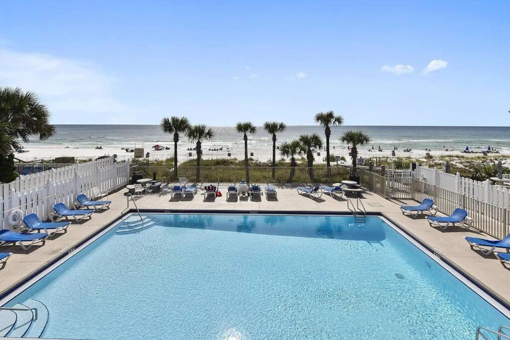 Apartment Pets Free! Fenced! Parking For 2! 11 Pools! *