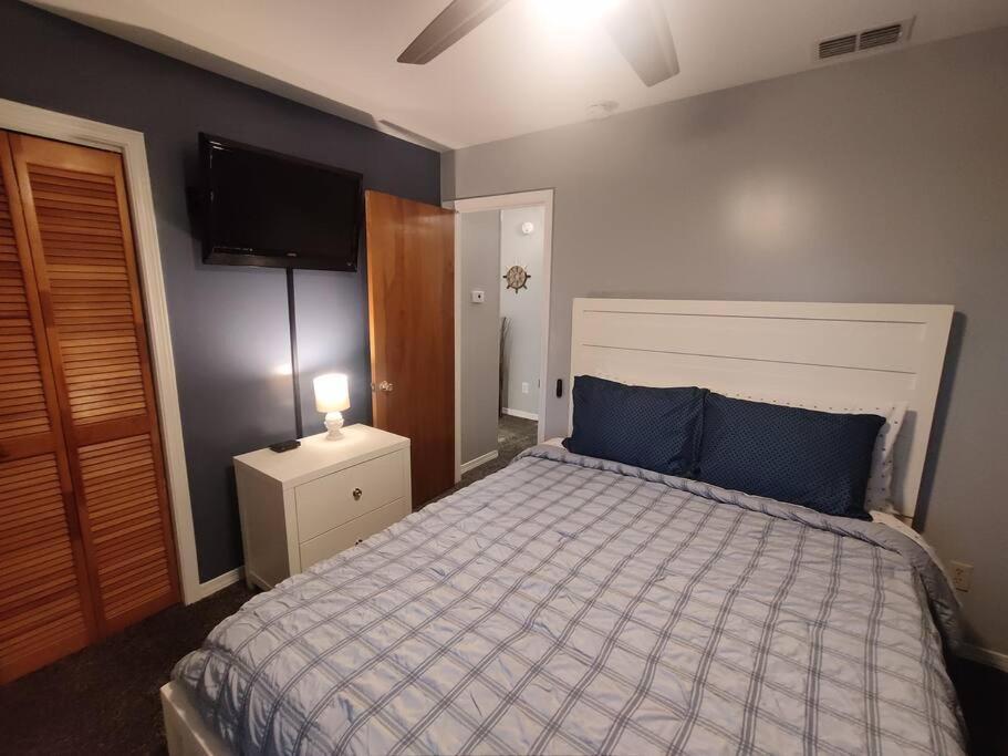 Pets Free! Fenced! Parking For 2! 11 Pools!