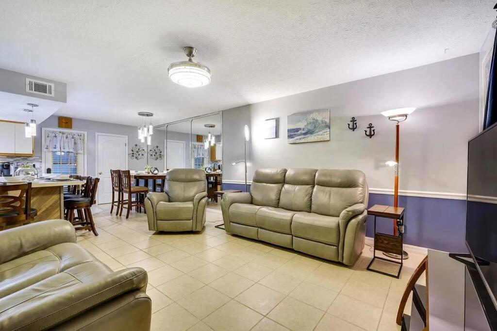 Pets Free! Fenced! Parking For 2! 11 Pools! Apartment