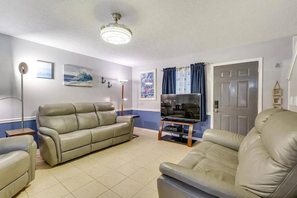Apartment Pets Free! Fenced! Parking For 2! 11 Pools!