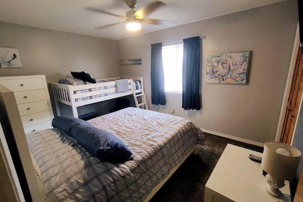 Pets Free! Fenced! Parking For 2! 11 Pools! *
