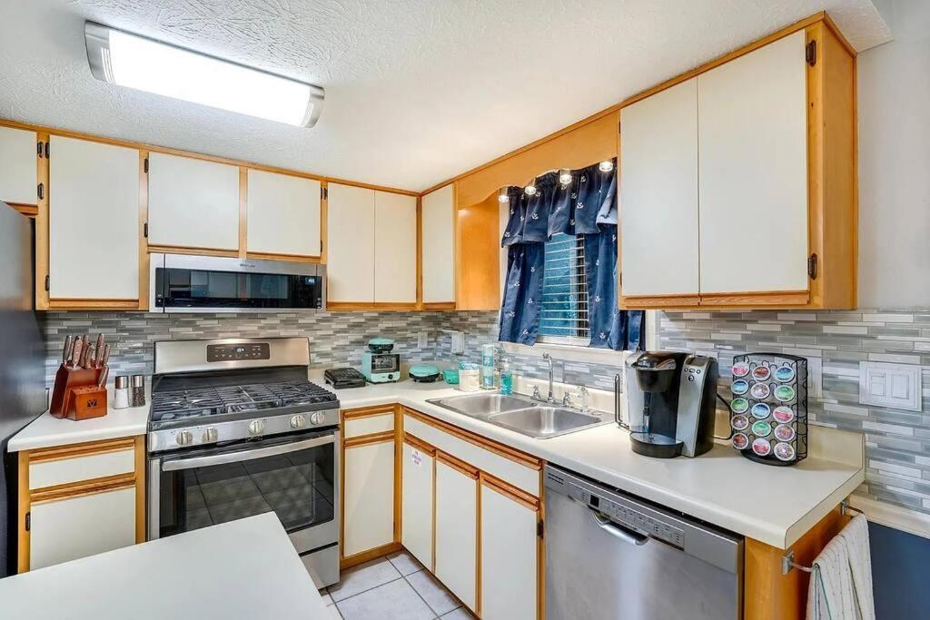 Apartment Pets Free! Fenced! Parking For 2! 11 Pools!