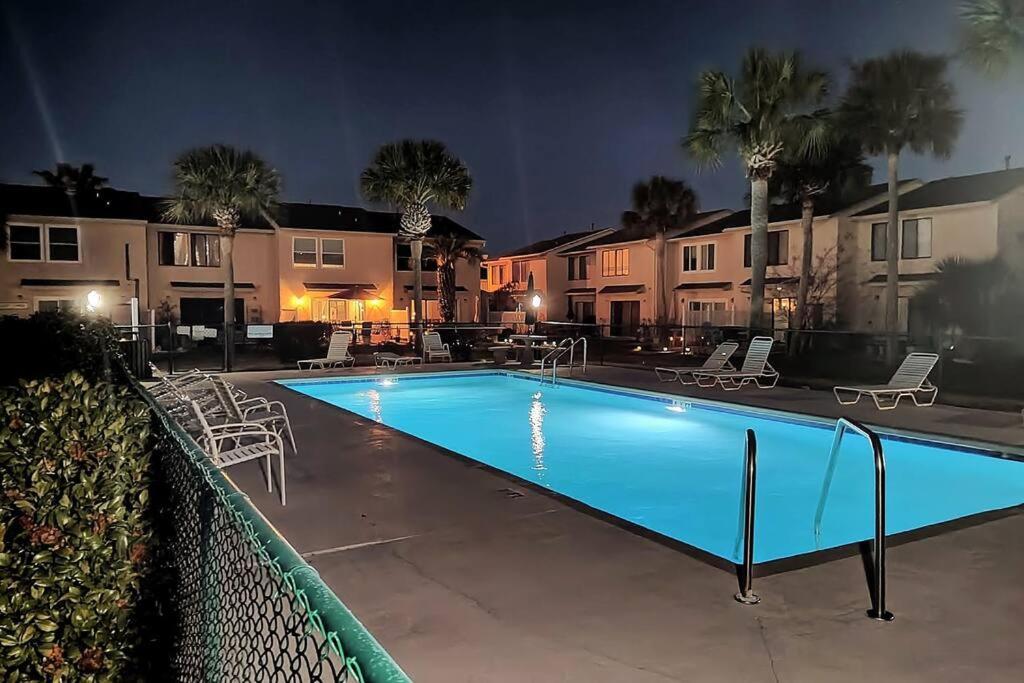Pets Free! Fenced! Parking For 2! 11 Pools! Apartment *