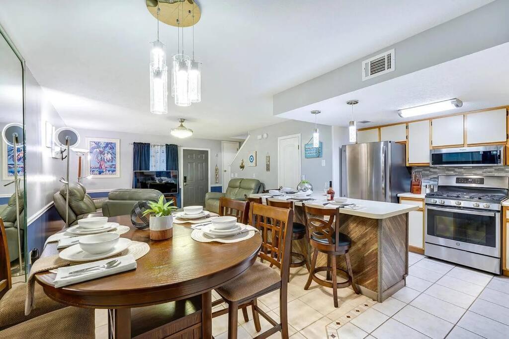 Pets Free! Fenced! Parking For 2! 11 Pools! * Panama City Beach