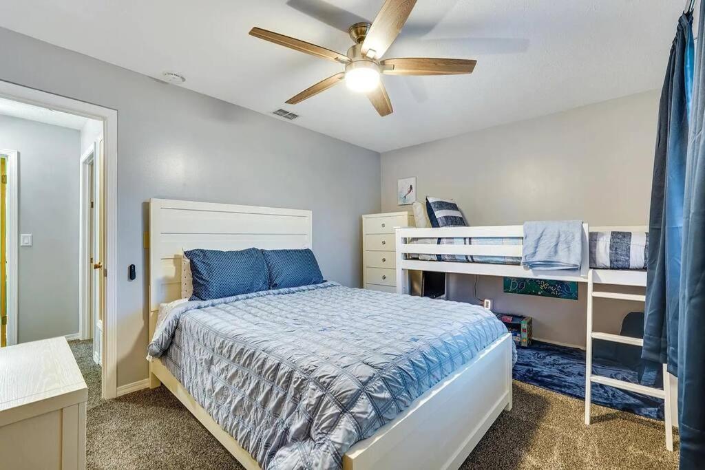 Apartment Pets Free! Fenced! Parking For 2! 11 Pools!