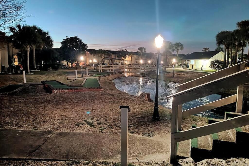 Pets Free! Fenced! Parking For 2! 11 Pools! *