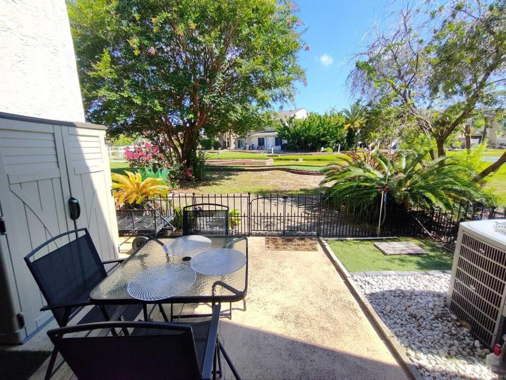 Apartment Pets Free! Fenced! Parking For 2! 11 Pools! *