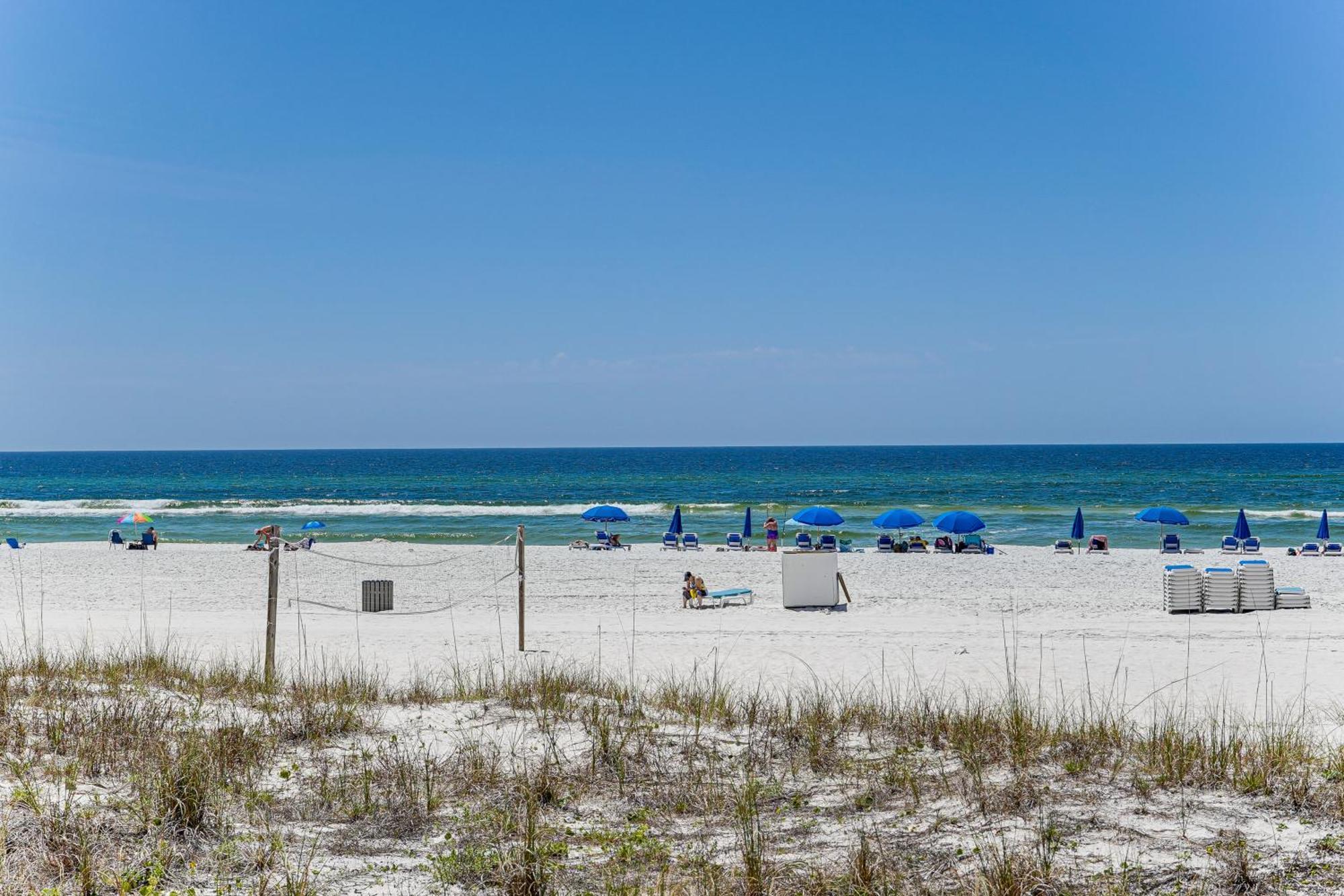 Beachfront With Community Pool And Balcony!