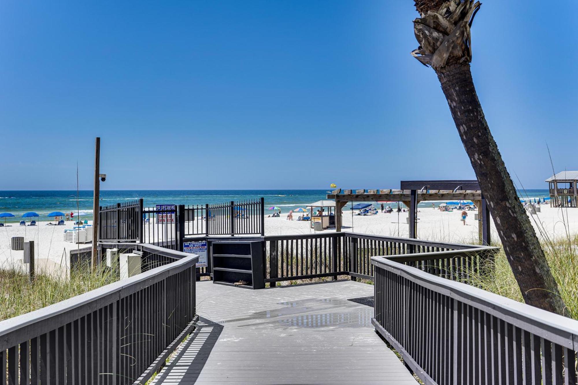 Beachfront With Community Pool And Balcony! *