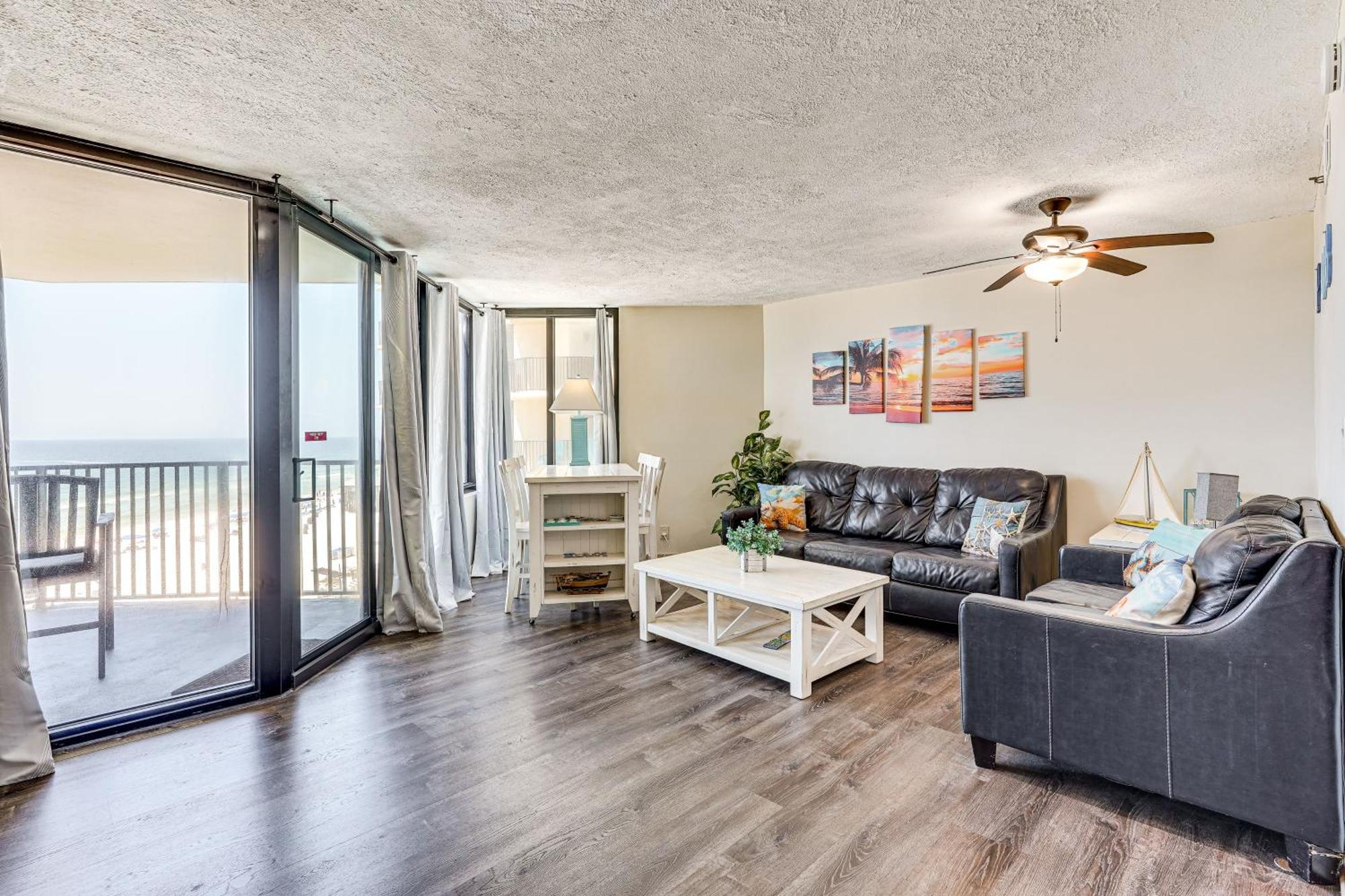 Beachfront With Community Pool And Balcony!