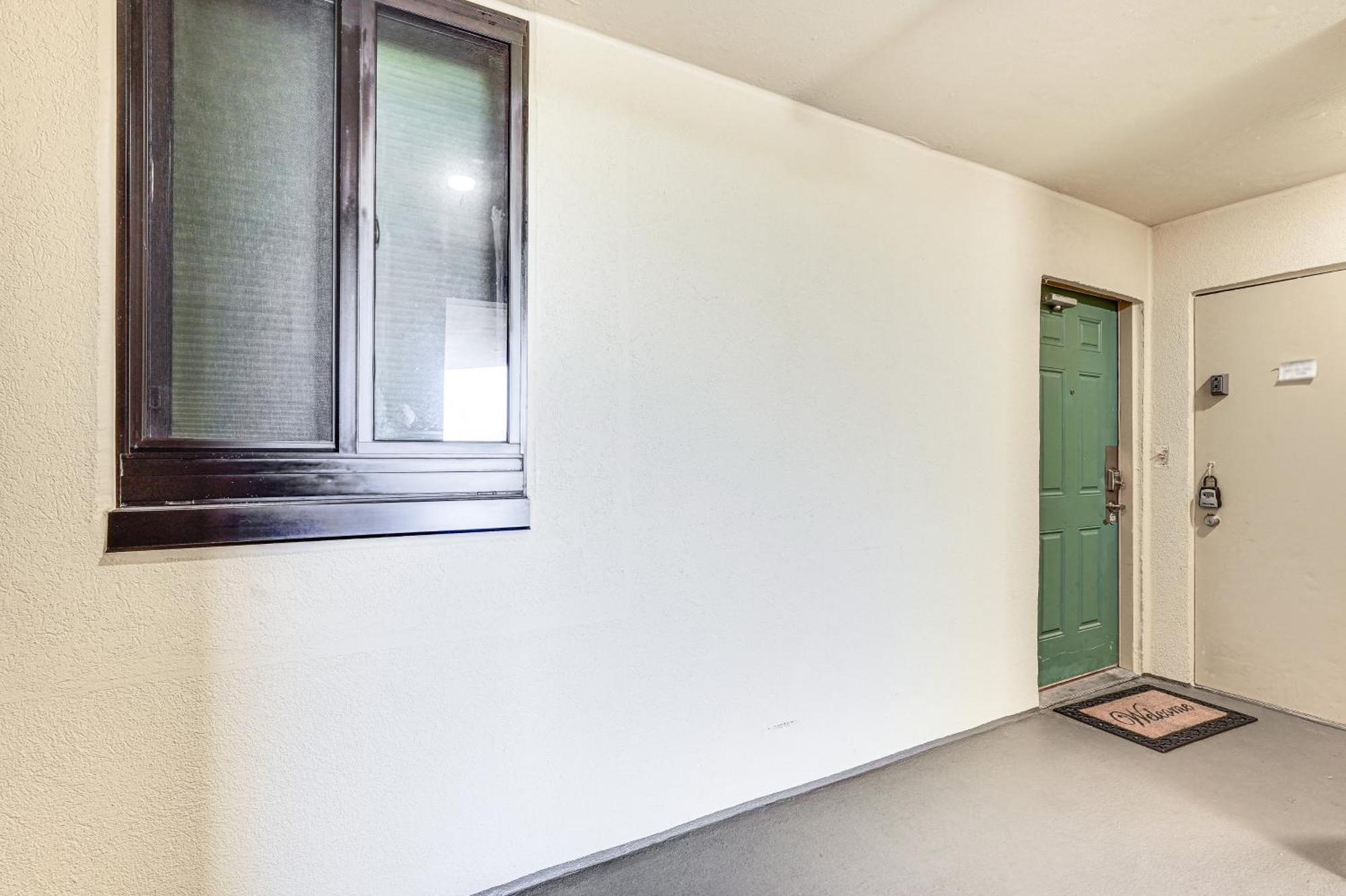 Beachfront With Community Pool And Balcony! Apartment