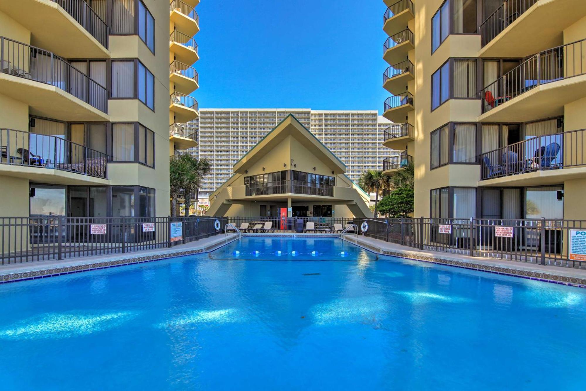 Beachfront With Community Pool And Balcony! Apartment *