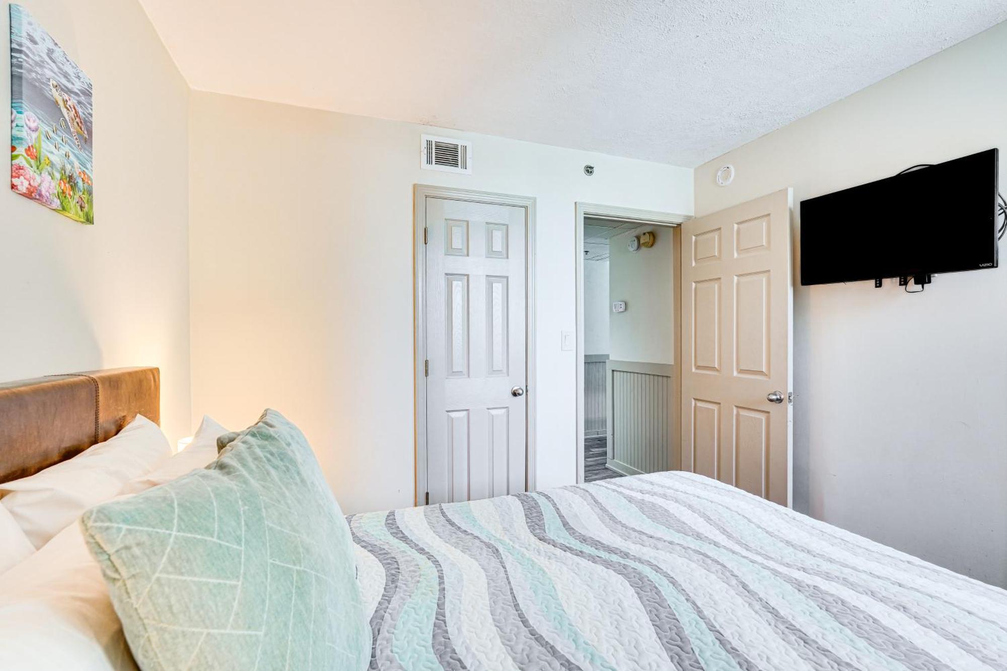 Beachfront With Community Pool And Balcony! *