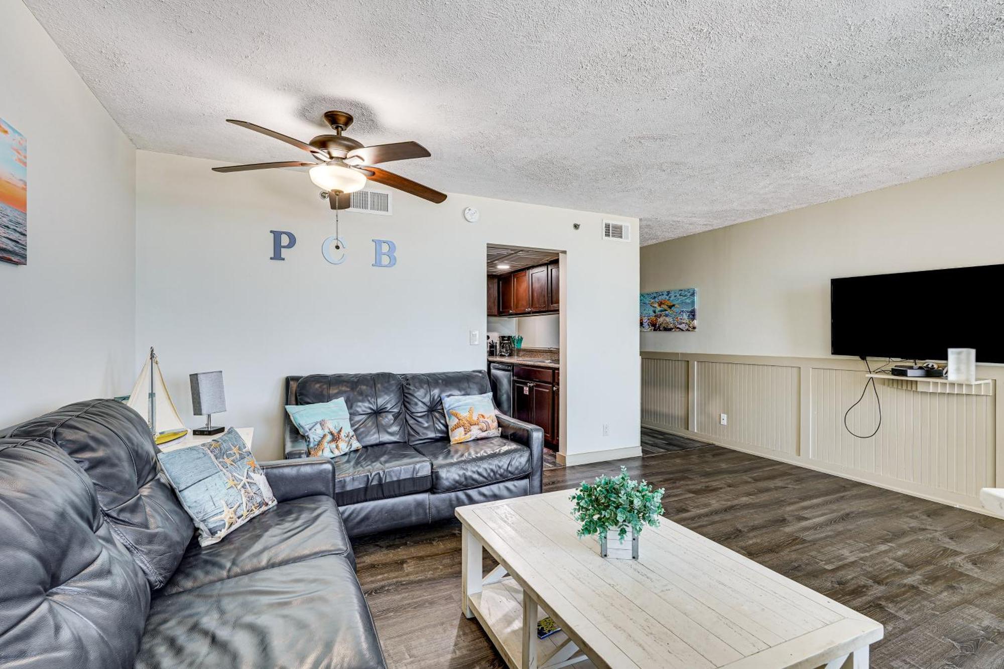 Apartment Beachfront With Community Pool And Balcony! *