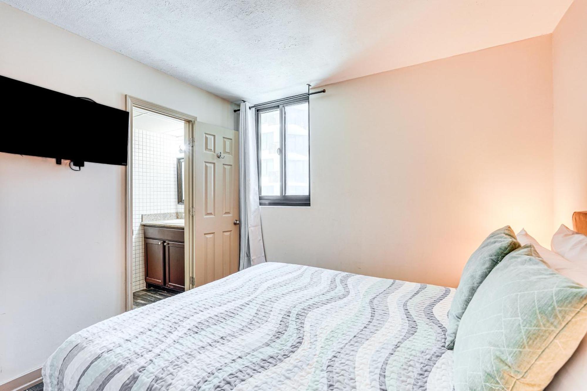 Beachfront With Community Pool And Balcony! Apartment *