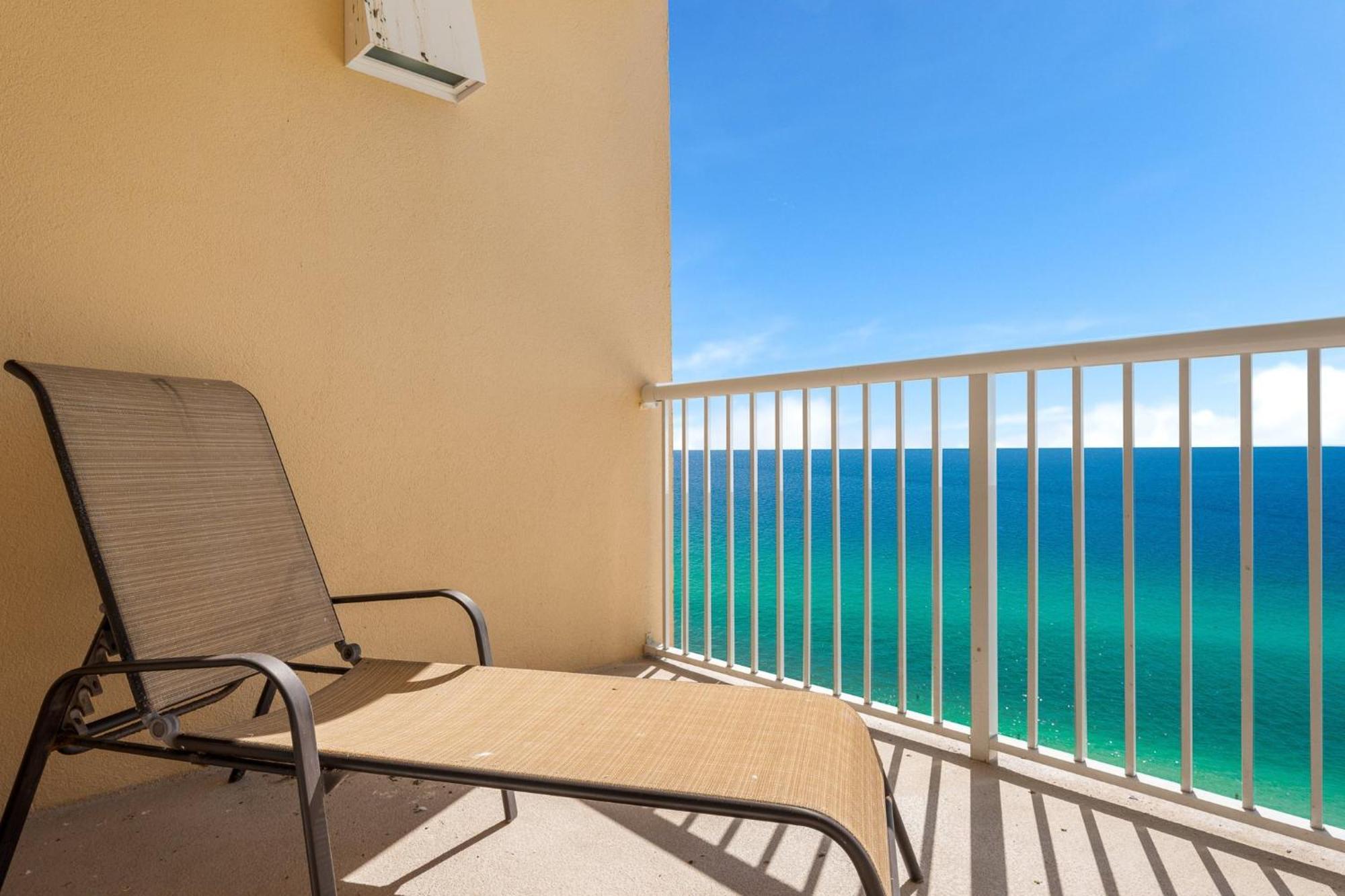 Beachfront Retreat! Family Friendly 1bd Getaway! By Dolce Getaways Pcb! Apartment *